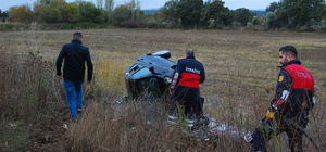 Bayramiç'te tarlaya devrilerek alev alan otomobildeki iki kişiden biri yaralandı