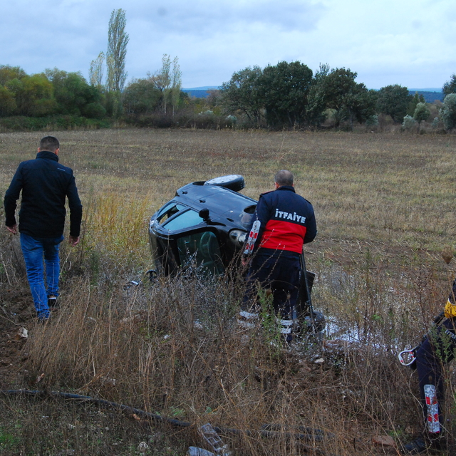 Bayramiç'te tarlaya devrilerek alev alan otomobildeki iki kişiden biri yara...