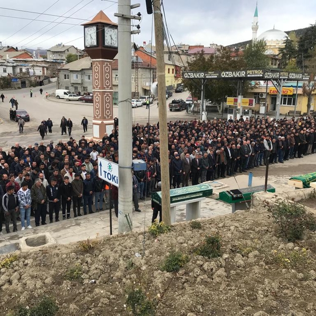 GÜNCELLEME - Konya'da otomobille kamyonun çarpıştığı kazada 4 kişi öldü, 1...