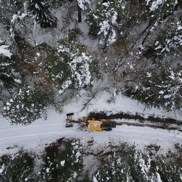 Kastamonu'da ekiplerin kapalı köy yollarını açmak için mesaisi sürüyor