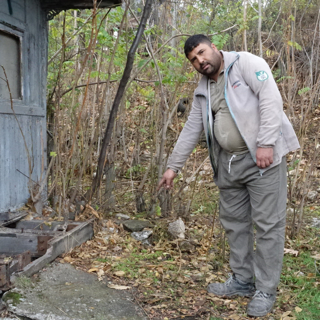 Tuvalet ihtiyacını gidermek isterken, tekme attığı poşetten el bombaları çı...