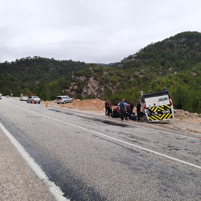 Muğla'da servis minibüsü devrildi, 9 öğrenci yaralandı