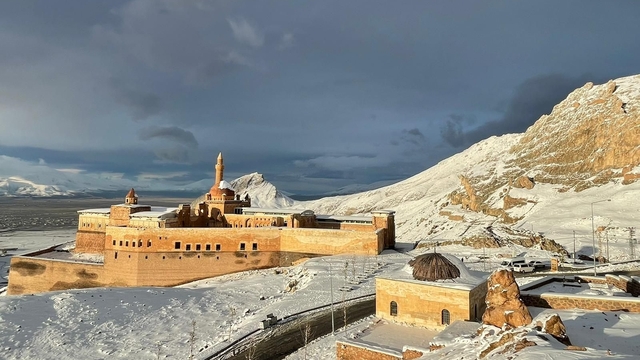 İshak Paşa Sarayı mevsimin ilk karıyla beyaza büründü
