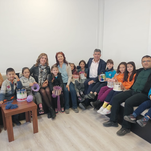 İlkokul öğrencileri, depremzede yaşıtları için kaşkol ve bere örüyor