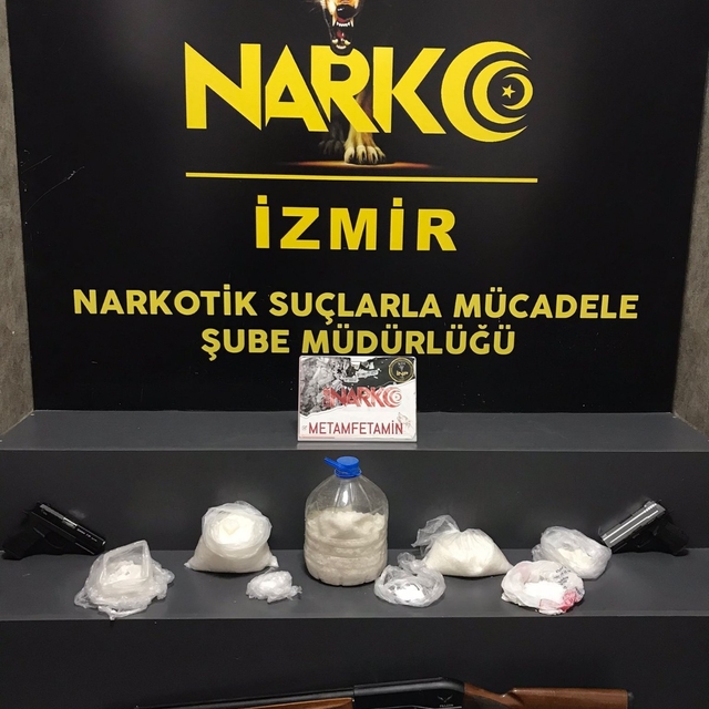 İzmir'de 5 kilo 403 gram sentetik uyuşturucu ele geçirildi