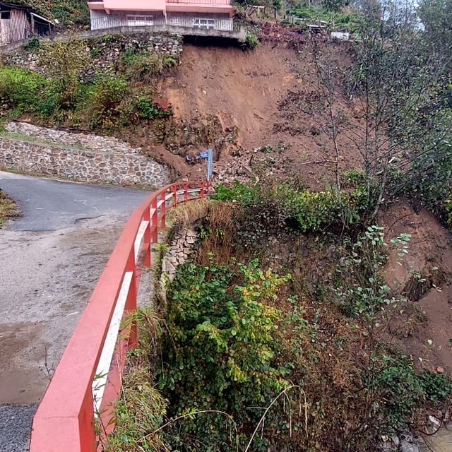 Rize'de heyelan; 2 katlı evde hasar oluştu