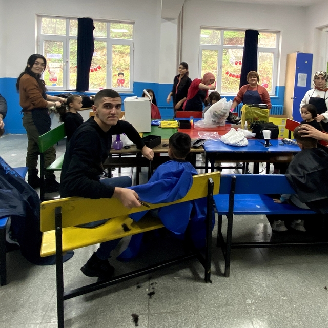 Espiye'de köy okullarındaki öğrencilere kuaförlük hizmeti verildi