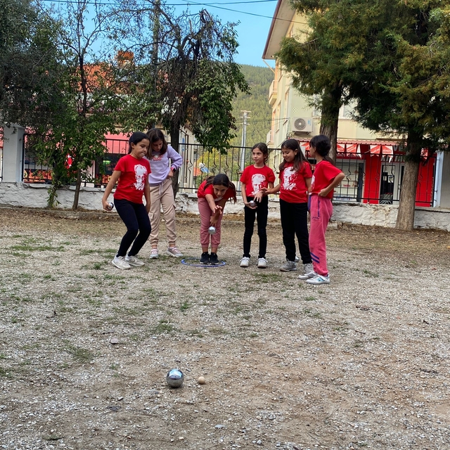 Muğla'da çocuklara bocce sporu öğretiliyor