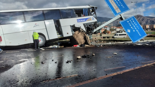 Denizli'de turistleri taşıyan otobüsle otomobilin çarpışması sonucu 20 kişi yaralandı