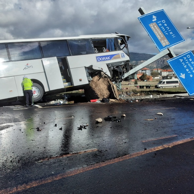Denizli'de turistleri taşıyan otobüsle otomobilin çarpışması sonucu 20 kişi...