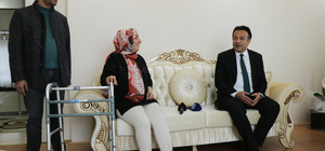 Kayseri'de trafik kazasında yaralanan öğretmene meslektaşlarından ziyaret