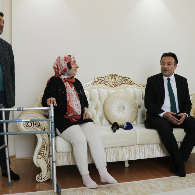 Kayseri'de trafik kazasında yaralanan öğretmene meslektaşlarından ziyaret