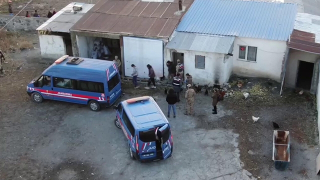 Gecekonduda 15 kaçak göçmen yakalandı