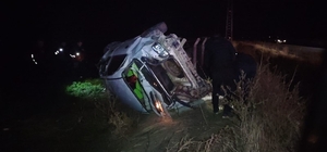 Bolvadin'de şarampole devrilen otomobildeki 2 kişi yaralandı