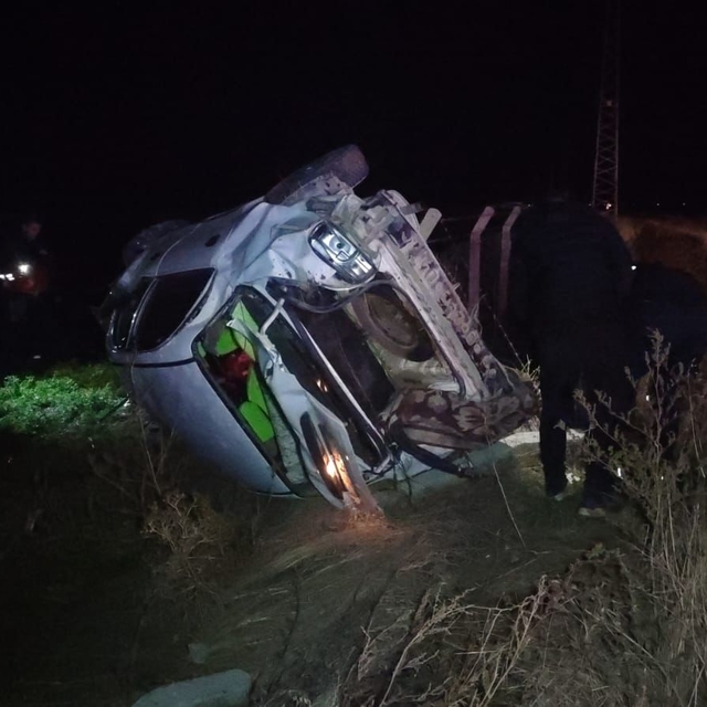 Bolvadin'de şarampole devrilen otomobildeki 2 kişi yaralandı