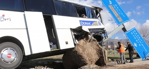 Tur otobüsü ile otomobil çarpıştı; 27'si Taylandlı, 29 yaralı