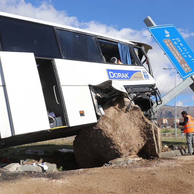 Tur otobüsü ile otomobil çarpıştı; 27'si Taylandlı, 29 yaralı