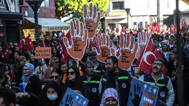 Mersin'de kadına yönelik şiddete karşı farkındalık yürüyüşü yapıldı