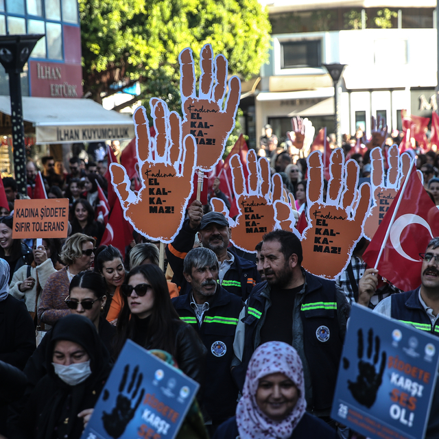 Mersin'de kadına yönelik şiddete karşı farkındalık yürüyüşü yapıldı