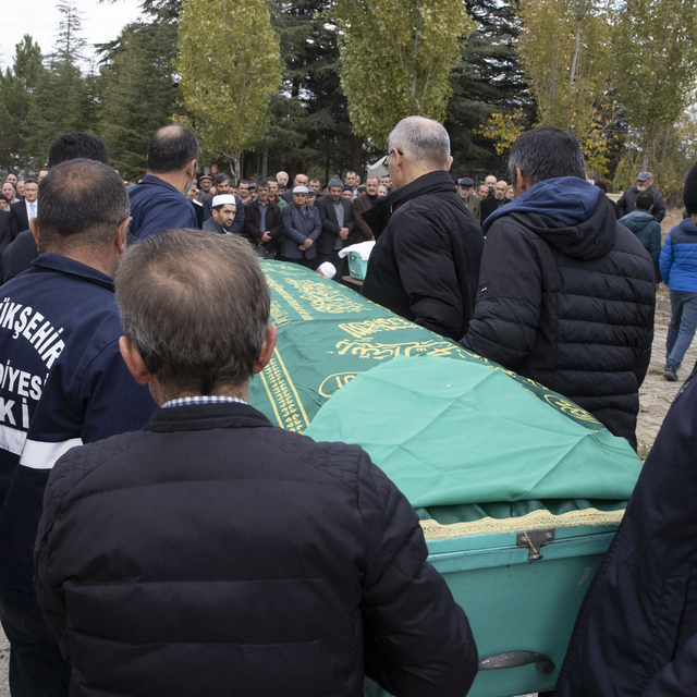 Komşularının tüfekle vurarak öldürdüğü 2'si çocuk 5 kişi toprağa verildi