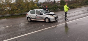 Ferizli'de ambulansla çarpışan otomobilin sürücüsü yaralandı