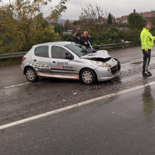 Ferizli'de ambulansla çarpışan otomobilin sürücüsü yaralandı
