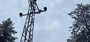 Bolu'da kar yağışı ve fırtınanın elektrik kesintisine neden olduğu köylerde çalışma yürütülüyor