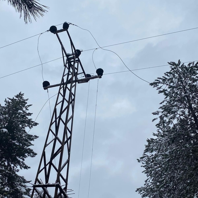 Bolu'da kar yağışı ve fırtınanın elektrik kesintisine neden olduğu köylerde...