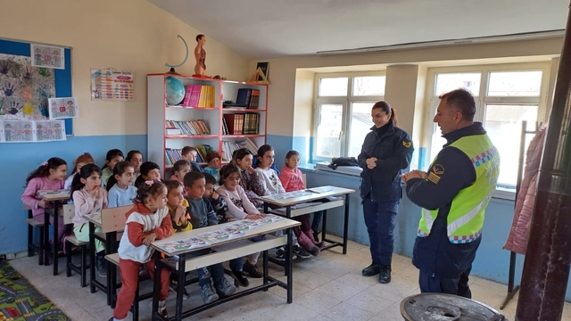 Kars'ta jandarma ekipleri köydeki öğrencilere trafik eğitimi verdi