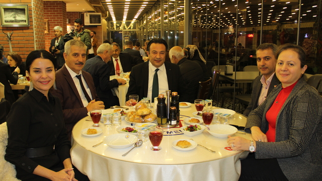 Kayseri'de depremzede öğretmenler yemek programında bir araya geldi