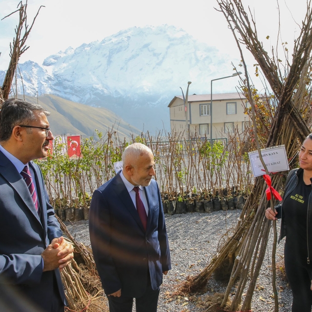 Hakkari'de çiftçilere meyve fidanı dağıtıldı