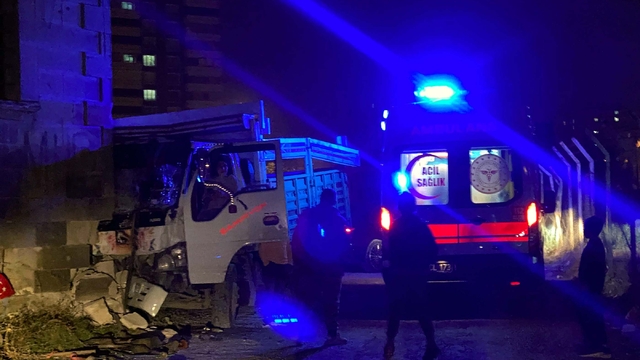 Dini nikahlı eşini darbedip, kamyonetle kaçarken kazada yaralandı