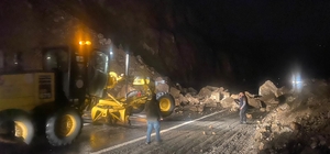 Artvin'de heyelan; kayalar kara yoluna düştü