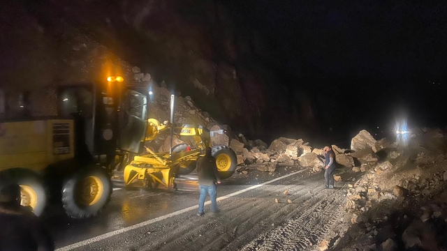 Artvin'de heyelan; kayalar kara yoluna düştü