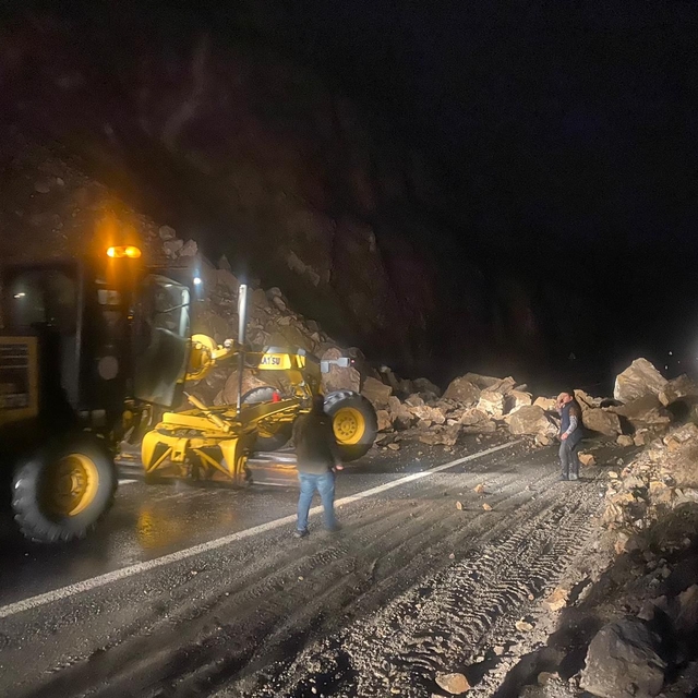 Artvin'de heyelan; kayalar kara yoluna düştü