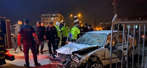 Adana'da otomobilin yayalara ve bariyere çarpması sonucu 4 kişi yaralandı