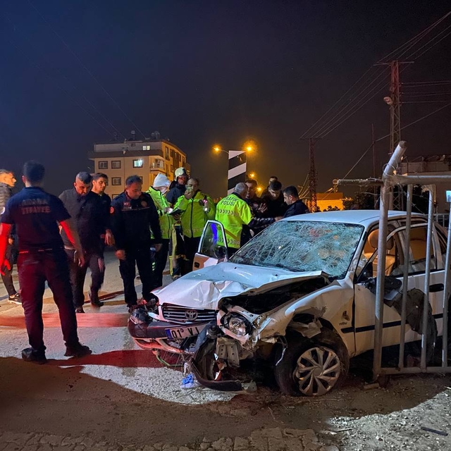 Adana'da otomobilin yayalara ve bariyere çarpması sonucu 4 kişi yaralandı