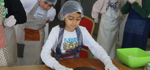 Sarıoğlan'da öğrenciler, öğretmenlerin gününü "kalpli kurabiye" ile kutladı