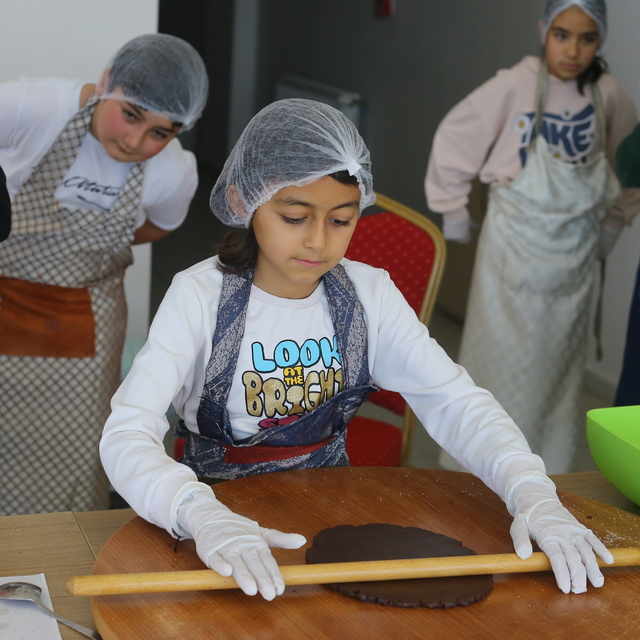 Sarıoğlan'da öğrenciler, öğretmenlerin gününü "kalpli kurabiye" ile kutladı