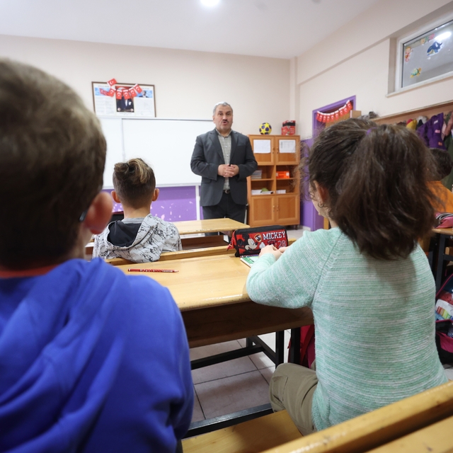 "Gönül gözüyle" gören Sabri öğretmen emekliliğine rağmen öğrencilerinden ko...