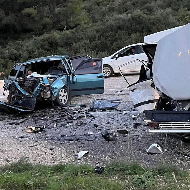 Antalya'da iki otomobil çarpıştı, 1 çocuk öldü, 8 kişi yaralandı