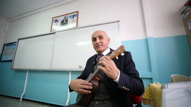 Yürüme engelli sınıf öğretmeni öğrencilerine gönüllü müzik eğitimi de veriyor
