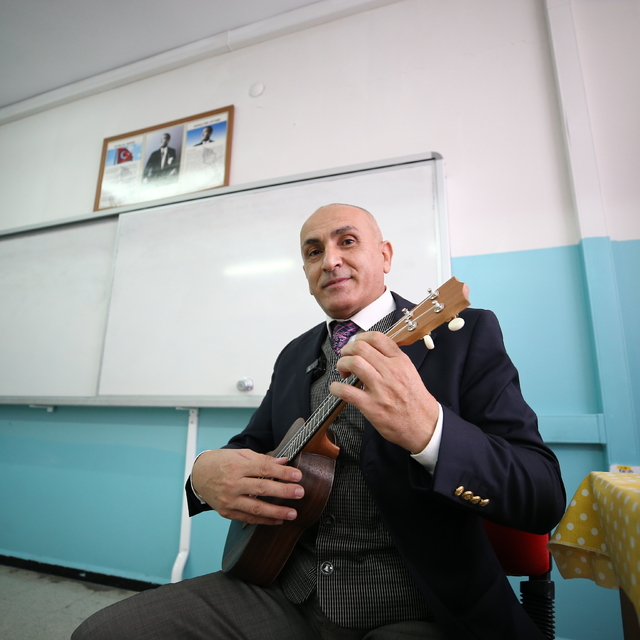 Yürüme engelli sınıf öğretmeni öğrencilerine gönüllü müzik eğitimi de veriy...