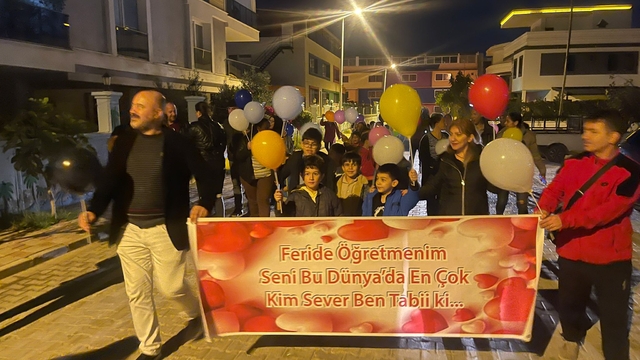 Öğrencilerinin desteğiyle kanseri yenen Feride öğretmene evinin önünde sürpriz kutlama