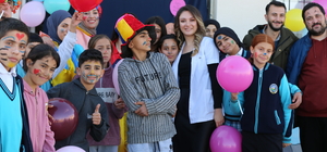 Iğdır'da üniversiteli gönüllüler öğrencileri etkinliklerle eğlendirdi