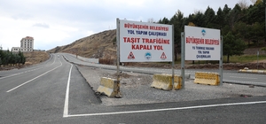 Büyükkılıç, asfalt serim çalışmaları tamamlanan yolda incelemede bulundu