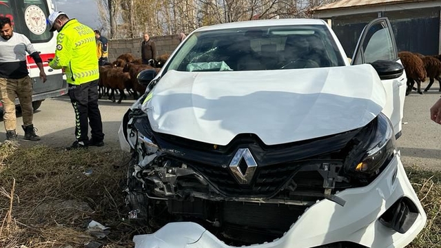 'Öğretmenler Günü' programına giden 2 öğretmen, kazada yaralandı