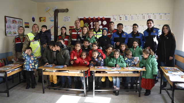 Bitliste Jandarma Ve Polis Ekipleri Köylerdeki çocuklara Hediyeler Götürdü Bitlis Haberleri 6537