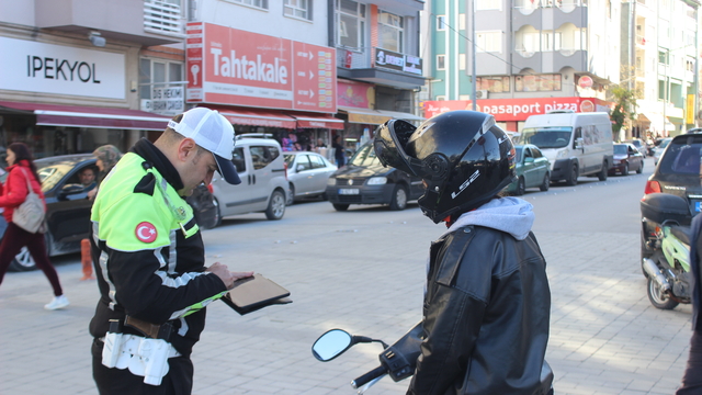 Burdur'da jandarma ve polisten sürücülere bilgilendirme ve denetim