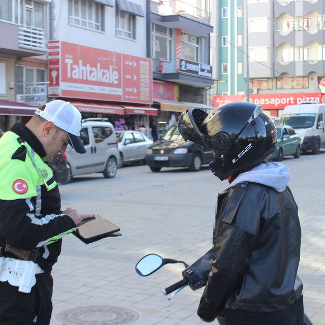 Burdur'da jandarma ve polisten sürücülere bilgilendirme ve denetim